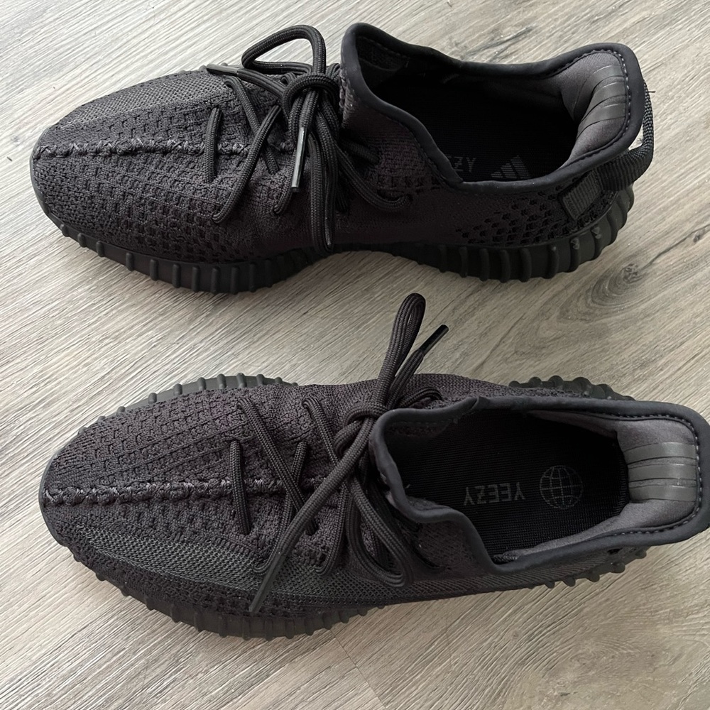 Yeezy 350 Boost Black  NEW 7.5
